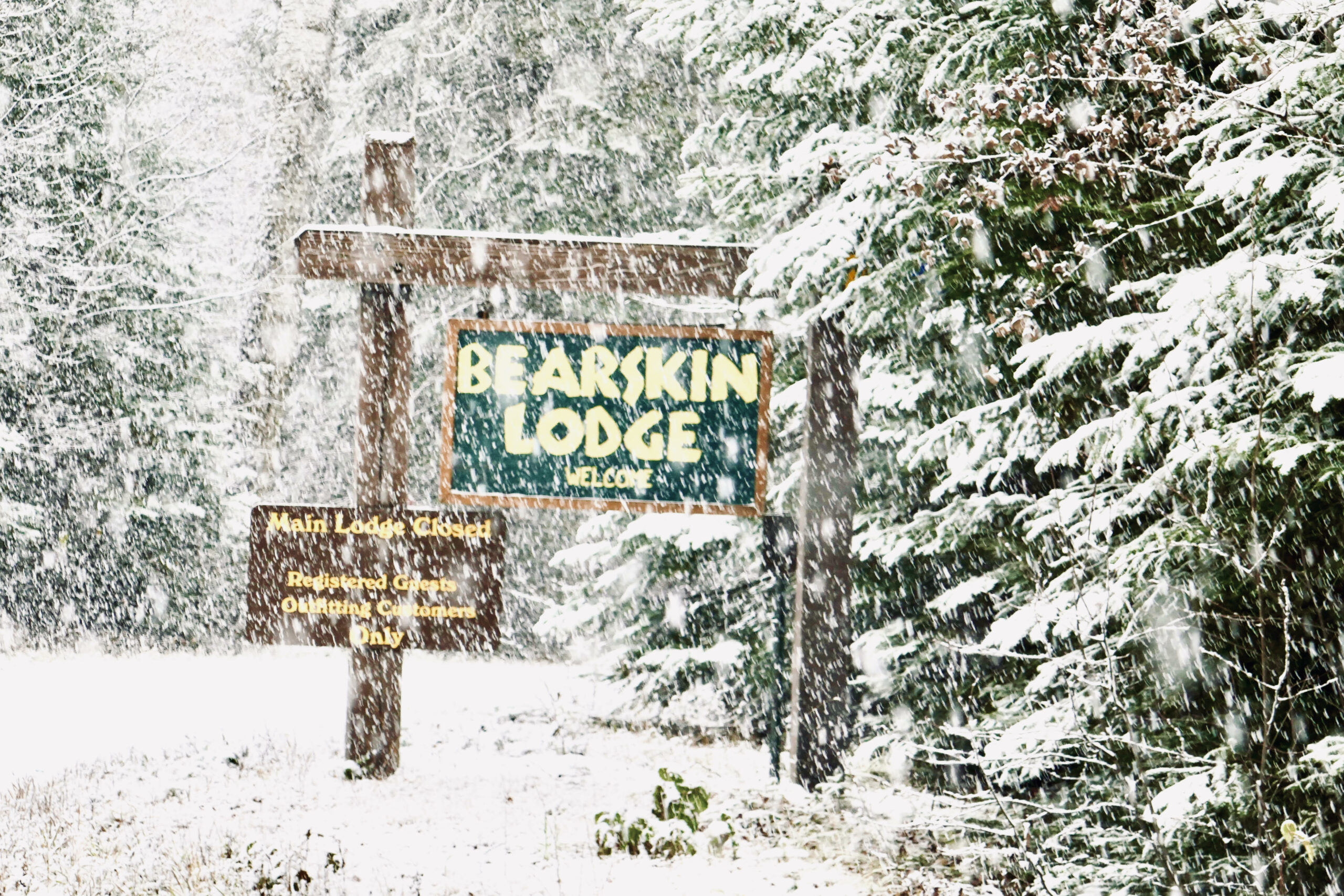 Bearskin lodge sign with heavy snow falling